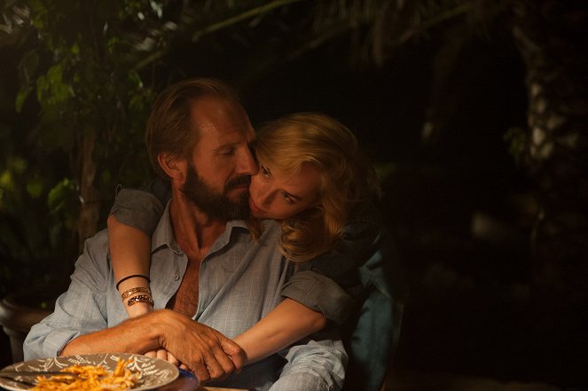 Oslněni sluncem - Z filmu - Ralph Fiennes, Dakota Johnson