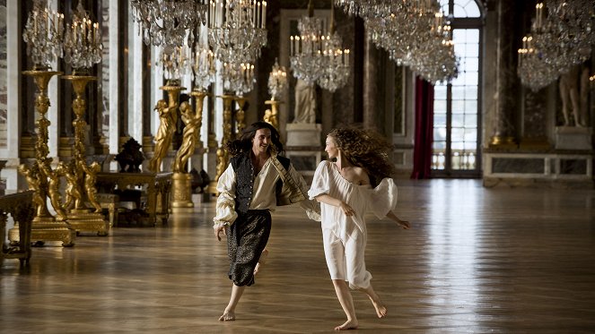 Versailles - Z filmu - George Blagden, Alexia Giordano