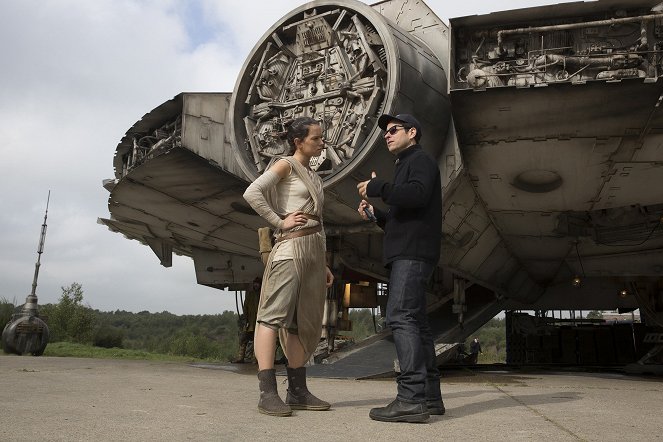 Star Wars: Síla se probouzí - Z natáčení - Daisy Ridley, J.J. Abrams
