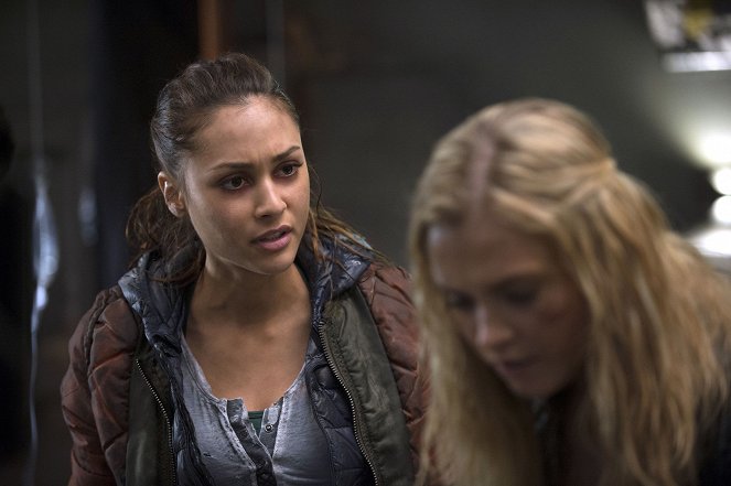 Prvních 100 - Coup de Grâce - Z filmu - Lindsey Morgan, Eliza Taylor