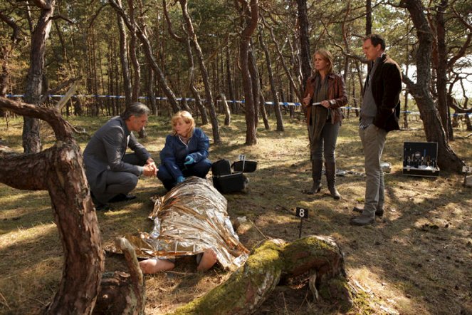 Der Kommissar und das Meer - Allein im finsteren Wald - Z filmu - Walter Sittler, Inger Nilsson, Sólveig Arnarsdóttir, Andy Gätjen