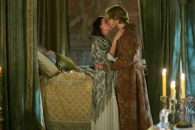 Království - Zákaz - Z filmu - Adelaide Kane, Toby Regbo