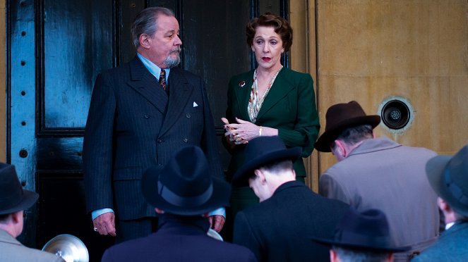 Agatha Christie's Poirot - Velká čtyřka - Z filmu - James Carroll Jordan, Patricia Hodge