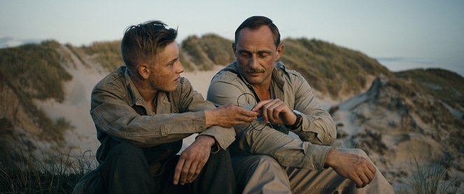V písku - Příslib svobody - Z filmu - Louis Hofmann, Roland Møller