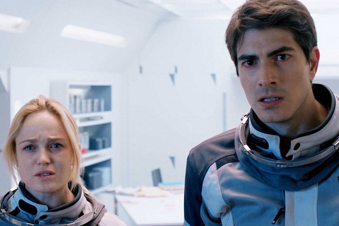 Caity Lotz, Brandon Routh