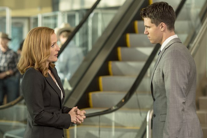 Akta X - Babylon - Z filmu - Gillian Anderson, Robbie Amell