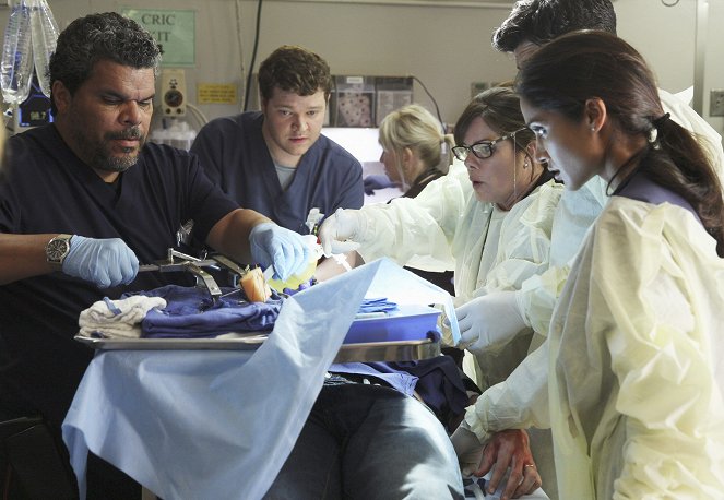 Code Black - We Plug Holes - Z filmu - Luis Guzmán, Harry Ford, Marcia Gay Harden, Melanie Chandra