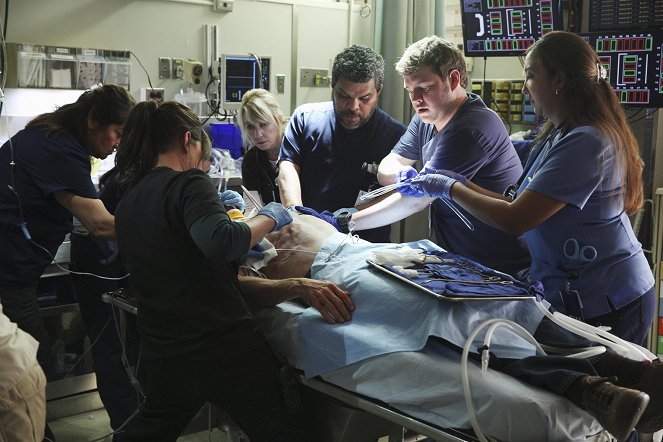 Code Black - Season 1 - We Plug Holes - Z filmu - Luis Guzmán, Harry Ford