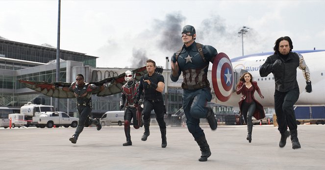 Captain America: Občianska vojna - Z filmu - Anthony Mackie, Jeremy Renner, Chris Evans, Elizabeth Olsen, Sebastian Stan