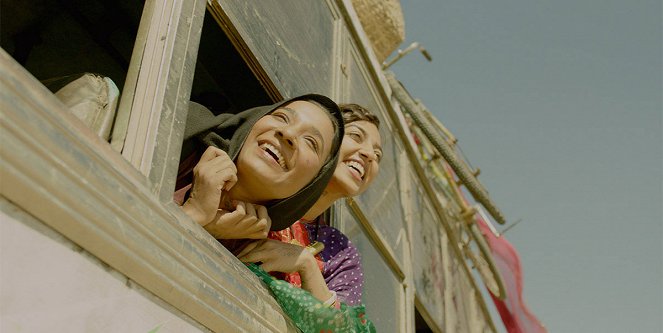 Touha po životě - Z filmu - Tannishtha Chatterjee, Radhika Apte