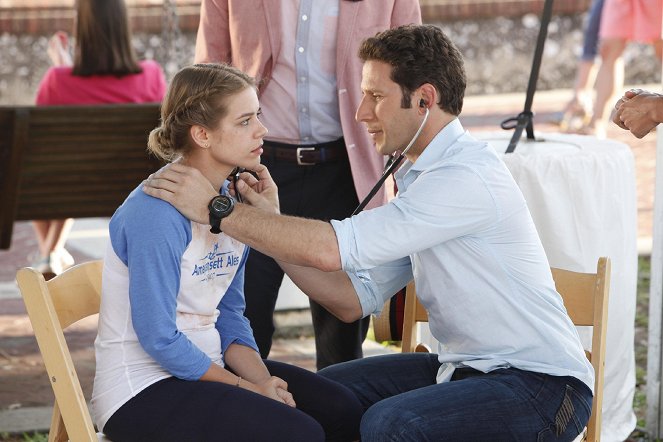 Royal Pains - After The Fireworks - Photos - Savannah Wise, Mark Feuerstein
