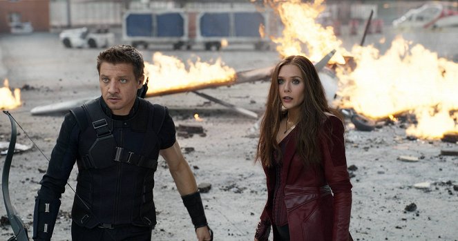 Captain America: Občanská válka - Z filmu - Jeremy Renner, Elizabeth Olsen