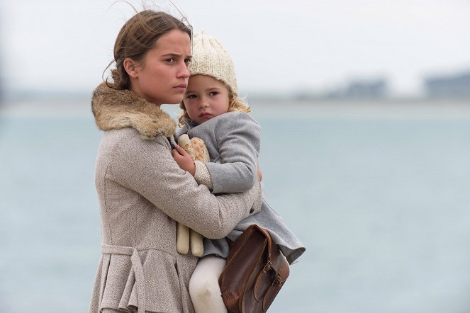 Světlo mezi oceány - Z filmu - Alicia Vikander, Florence Clery