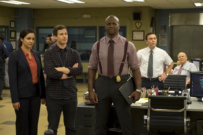 Brooklyn 99 - Pan Santiago - Z filmu - Melissa Fumero, Andy Samberg, Terry Crews, Joe Lo Truglio