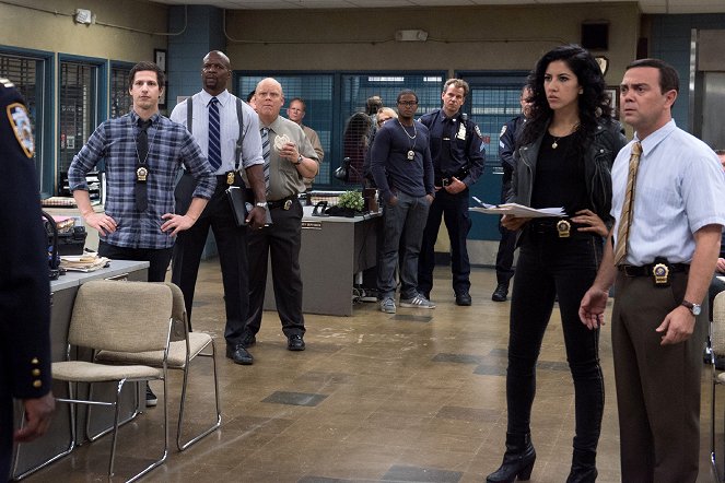 Brooklyn 99 - Johnny a Dora - Z filmu - Andy Samberg, Terry Crews, Dirk Blocker, Stephanie Beatriz, Joe Lo Truglio