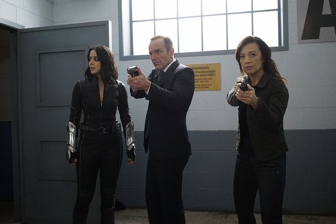 Agenti S.H.I.E.L.D. - Vězení - Z filmu - Chloe Bennet, Clark Gregg, Ming-Na Wen