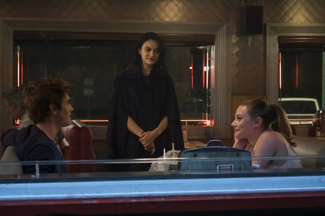 Riverdale - Kapitola 1: Říční břeh - Z filmu - K.J. Apa, Camila Mendes, Lili Reinhart