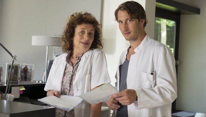 Arzt mit Nebenwirkung - Z filmu - Teresa Harder, David Rott