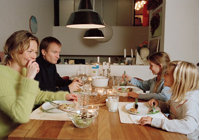 Bratři - Z filmu - Connie Nielsen, Ulrich Thomsen, Sarah Juel Werner, Rebecca Løgstrup Soltau