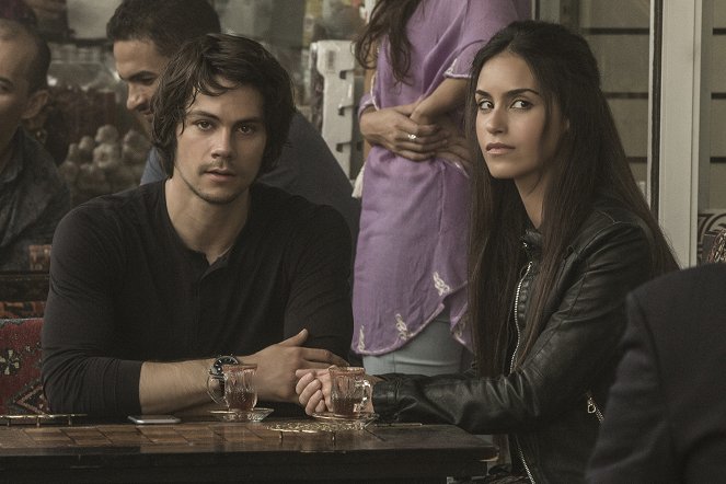 Americký zabiják - Z filmu - Dylan O'Brien, Shiva Negar