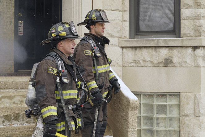 Chicago Fire - Špatné pro duši - Z filmu - David Eigenberg, Jesse Spencer