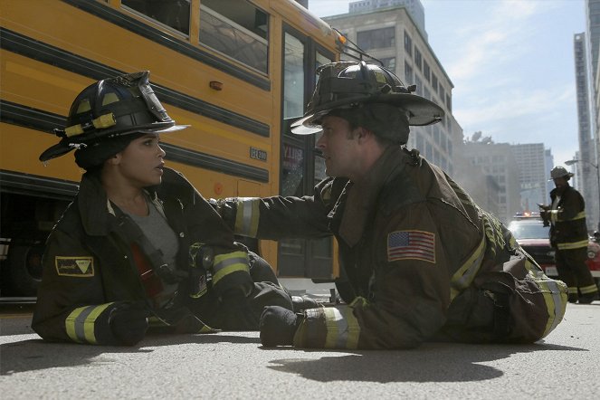 Chicago Fire - Season 5 - Hadice nebo zvíře - Z filmu - Monica Raymund, Jesse Spencer
