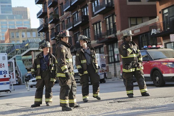 Chicago Fire - Skutečný budíček - Z filmu - Christian Stolte, Steven R. McQueen, Jesse Spencer, Eamonn Walker