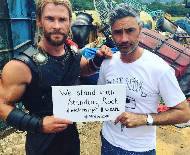 Thor: Ragnarok - Z natáčení - Chris Hemsworth, Taika Waititi