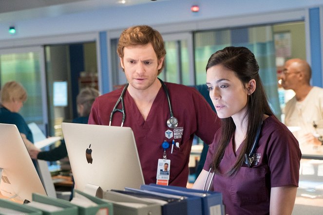 Nemocnice Chicago Med - Choices - Z filmu - Nick Gehlfuss, Torrey DeVitto