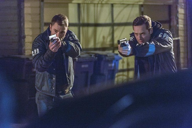 Policie Chicago - Kasual with a K - Z filmu - Patrick John Flueger, Jesse Lee Soffer