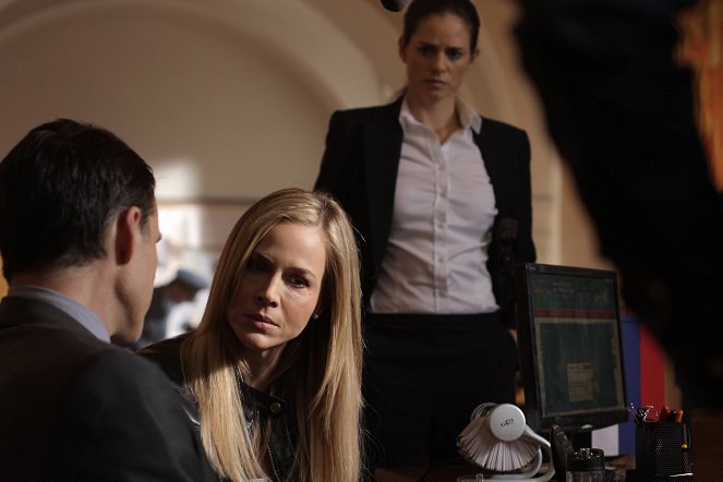 Taken: The Search for Sophie Parker - Z filmu - Julie Benz, Amy Bailey