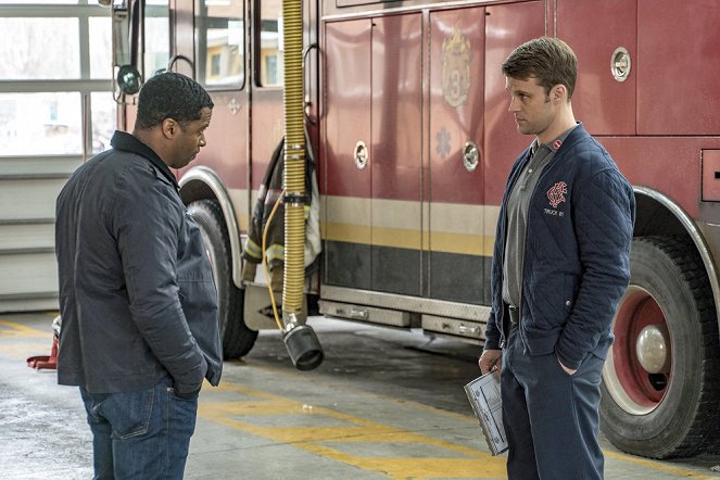 Chicago Fire - Buď mi oporou - Z filmu - Kamal Angelo Bolden, Jesse Spencer