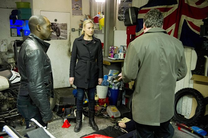 Gbenga Akinnagbe, Yvonne Strahovski