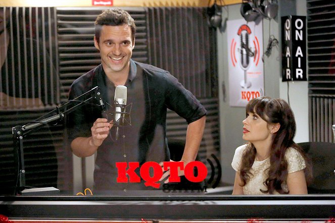 Nová holka - Santa - Z filmu - Jake Johnson, Zooey Deschanel