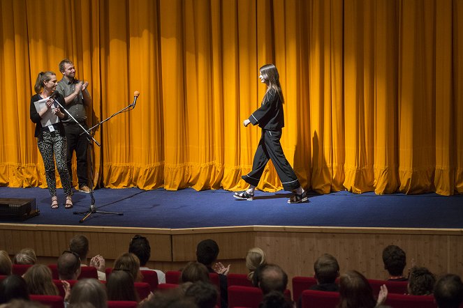 Zrcadlo - Z akcí - Journalist Carmen Gray introduces the screening at the Karlovy Vary International Film Festival on July 4, 2017
