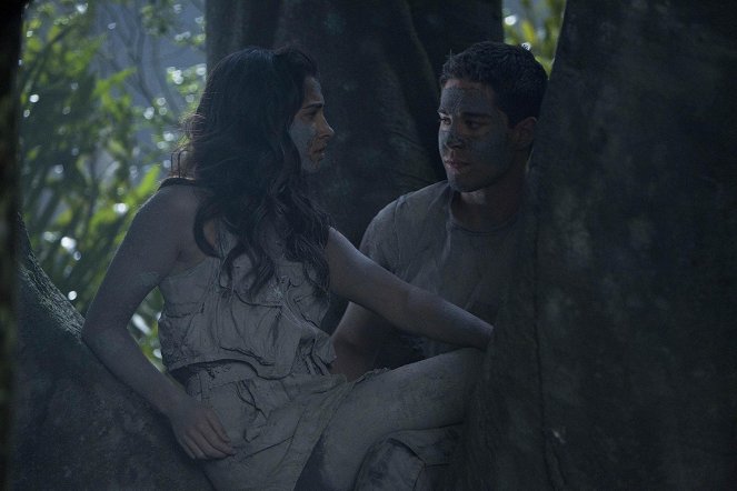 Terra Nova - Soumrak - Z filmu - Naomi Scott, Dean Geyer