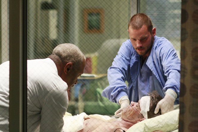 Chirurgové - Člověk je tvor divoký - Z filmu - James Pickens Jr., Justin Chambers