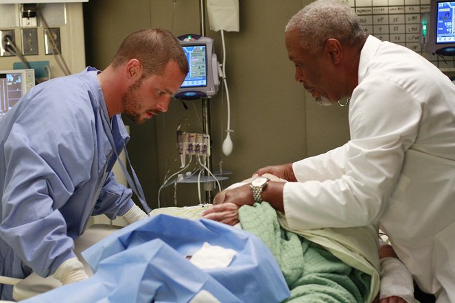 Chirurgové - Člověk je tvor divoký - Z filmu - Justin Chambers, James Pickens Jr.