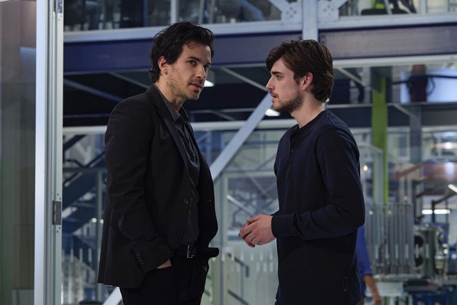 Salvation - Hry patriotů - Z filmu - Santiago Cabrera, Charlie Rowe