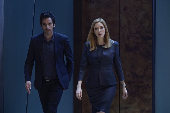 Salvation - Hry patriotů - Z filmu - Santiago Cabrera, Jennifer Finnigan