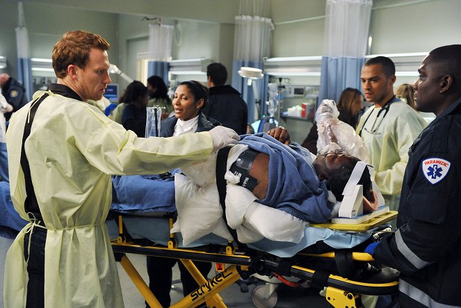 Chirurgové - Masakr na svatého Valentýna - Z filmu - Kevin McKidd, Nicole Rubio, Jesse Williams
