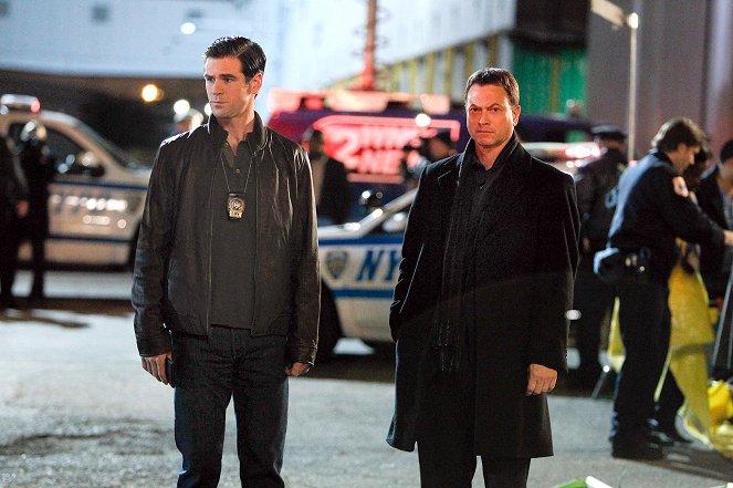 Kriminálka New York - Nevydarený večierok - Z filmu - Eddie Cahill, Gary Sinise