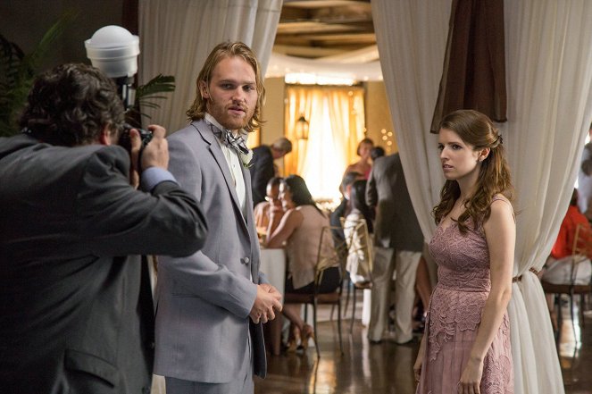 Stůl číslo 19 - Z filmu - Wyatt Russell, Anna Kendrick