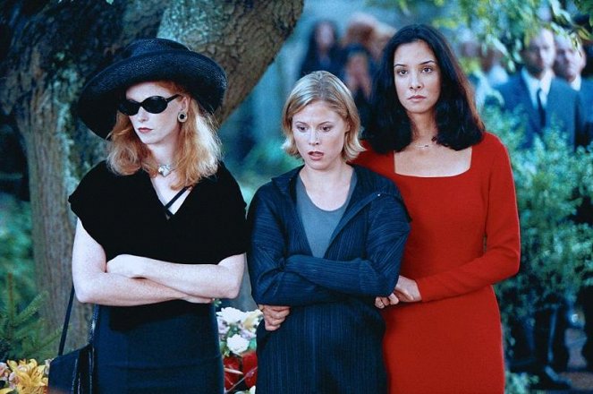 Fay Masterson, Julie Bowen, Daniela Amavia