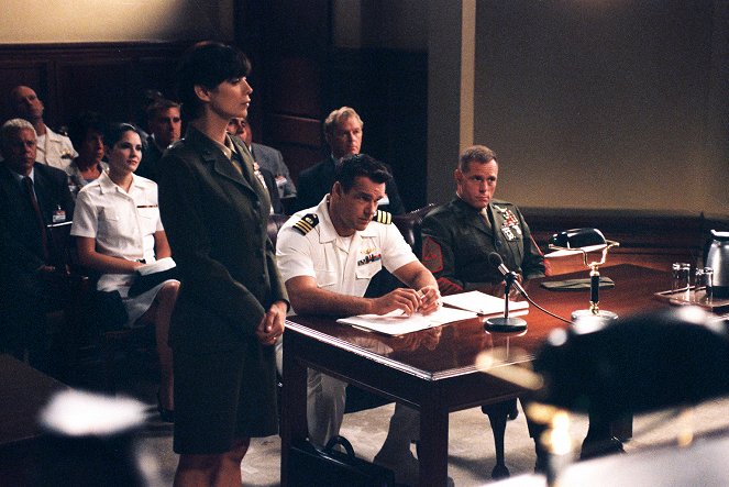 JAG - Vojenská generálna prokuratúra - Corporate Raiders - Z filmu - Catherine Bell, William Katt, David James Elliott, Jason Beghe