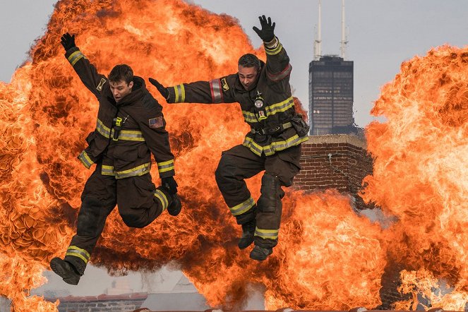 Chicago Fire - Zákon džungle - Z filmu - Jesse Spencer, Taylor Kinney