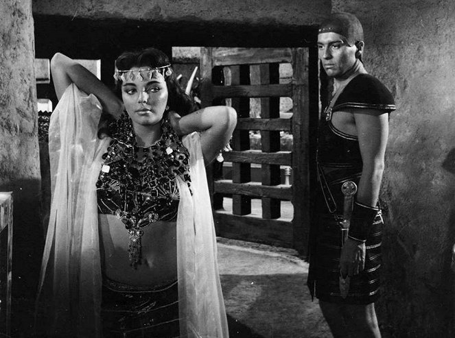 Země faraonů - Z filmu - Joan Collins, Sydney Chaplin