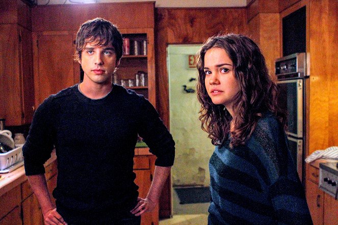 Fosterovi - Série 1 - Rodinný den - Z filmu - David Lambert, Maia Mitchell