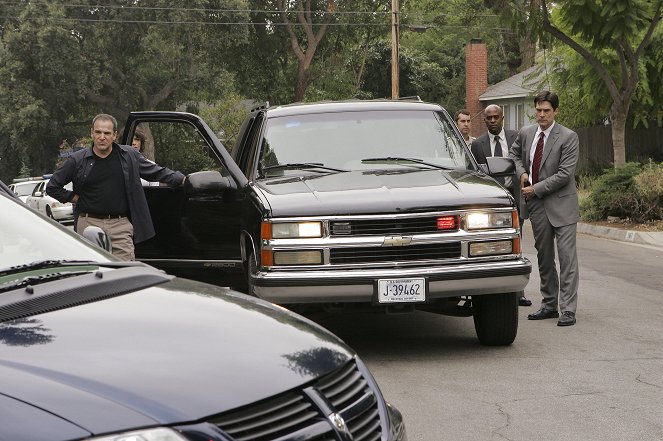 Criminal Minds - Season 2 - P911 - Photos - Mandy Patinkin, Thomas Gibson