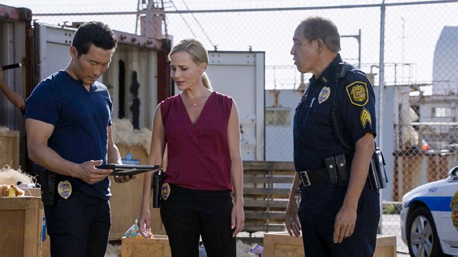 Hawaii 5.0 - Rafinovaný podvodník - Z filmu - Daniel Dae Kim, Julie Benz